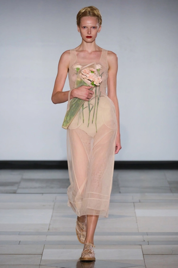 С ПОДИУМА ЛОНДОНА: НОВАЯ КОЛЛЕКЦИЯ SIMONE ROCHA SS25