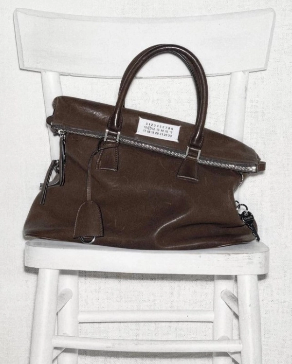 MAISON MARGIELA 5AC «LOVED TO DEATH» MEDIUM: ИСТОРИЯ, СОЗДАННАЯ ВРУЧНУЮ