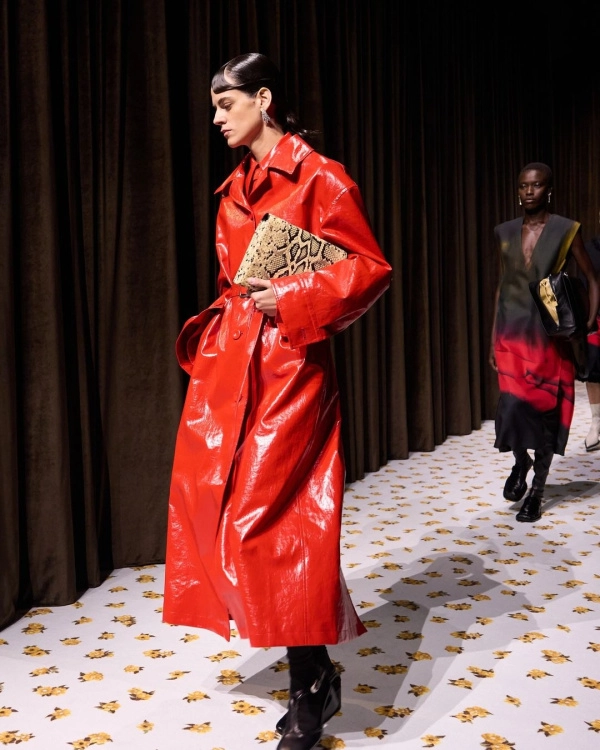 ПОДИУМНАЯ КОЛЛЕКЦИЯ JIL SANDER SS25: УЖЕ ОНЛАЙН