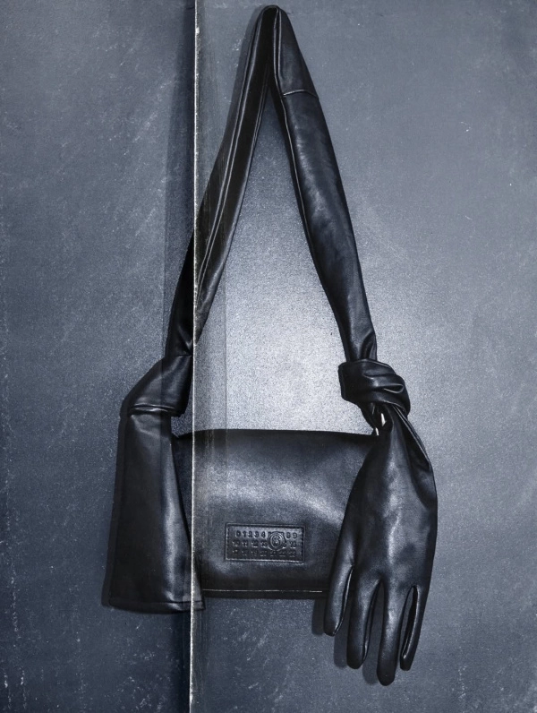 КОЖА К КОЖЕ: В НОВОЙ КОЛЛЕКЦИИ MM6 СНОВА ИГРАЕТ В ПЕРЧАТКИ