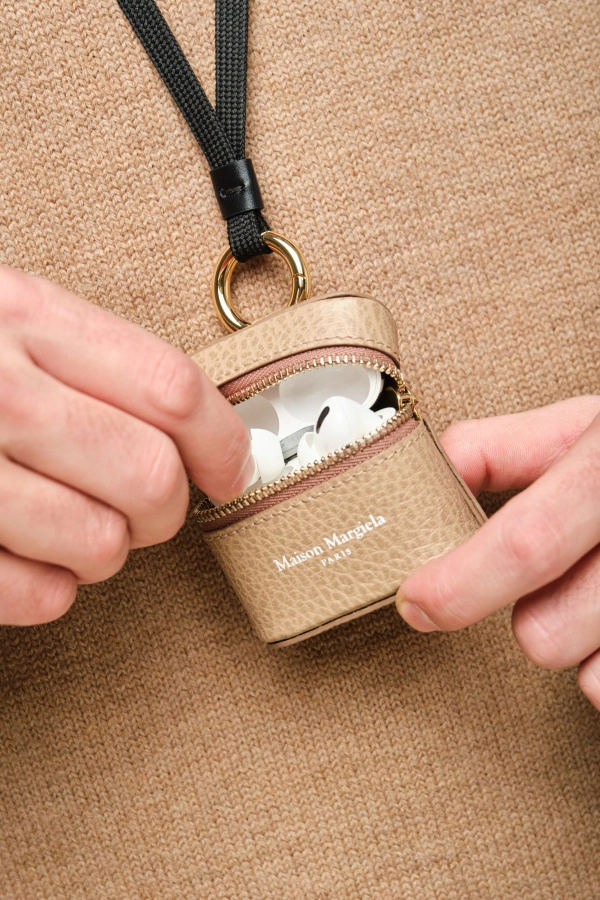 SMALL LEATHER GOODS: ЗАЧЕМ ОНИ НУЖНЫ И ПОЧЕМУ СТОЯТ СВОИХ ДЕНЕГ