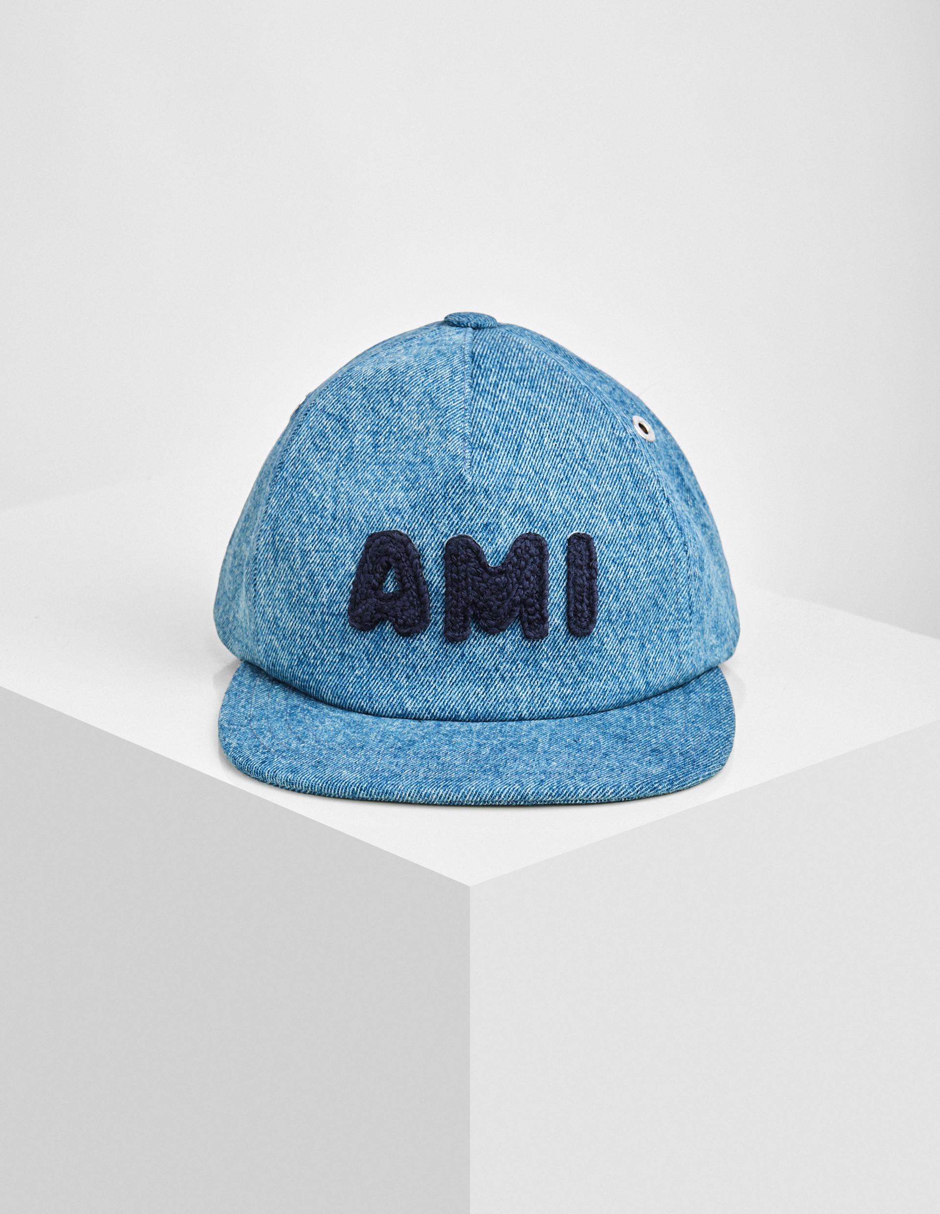 Джинсовая кепка с темно-синим лого
DENIM AMI PARIS TRUCKER CAP Ami